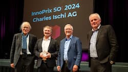 Jürg Liechti, président du conseil de fondation InnoPrix SO!, les lauréats Arwid Ischi et Charles Ischi ainsi que Jürg Ritz, directeur de la Fondation InnoPrix SO! (de g. à dr.).