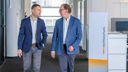 Thomas Geitlinger (rechts) übergibt nach über 40 Jahren bei Coop Rechtsschutz AG die Leitung Kunden- und Produktmanagemen an seinen Nachfolger Michael Kohler (links). 