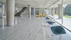 Der Innenausbau wurde vom Büro CCHE realisiert, das für die Auswahl von Materialien, Farben und Mobiliar verantwortlich zeichnete.