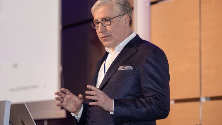 Klaus Wellershoff spricht am Financial Lines Forum 2026 in Zürich.
