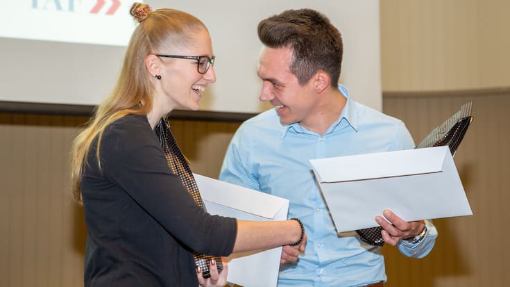 Geschafft! Claudia Signer und Claudio Wellington freuen sich über das Diplom Finanzberater/in IAF.