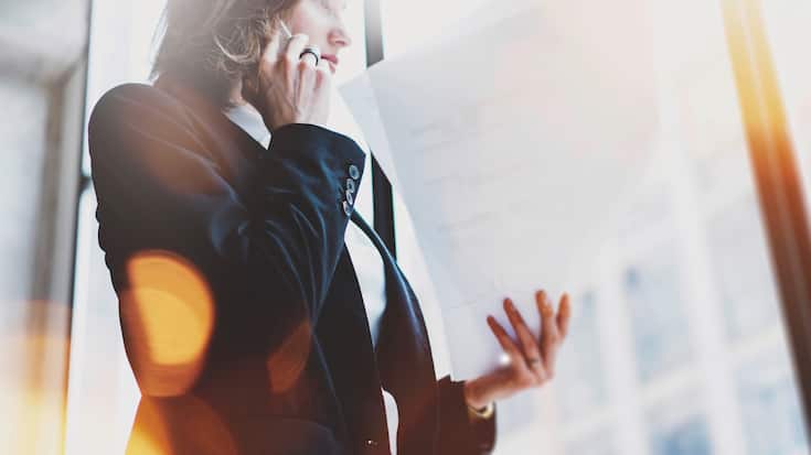 Photo business woman wearing white shirt, talking smartphone and