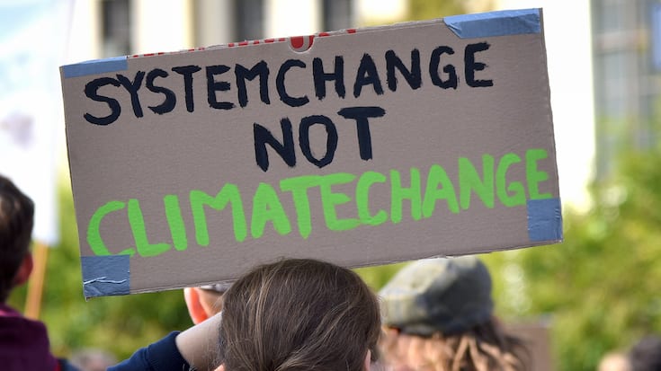 Transparent mit dem Slogan: "Systemchange not Climatechange"
