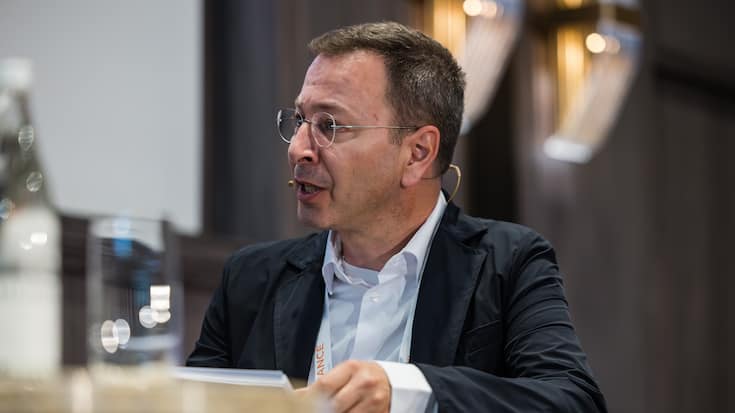 Andrea Hohendahl, Chefredaktor von HZ Insurance während einer Paneldiskussion am HZI Forum 25 im Park Hyatt.