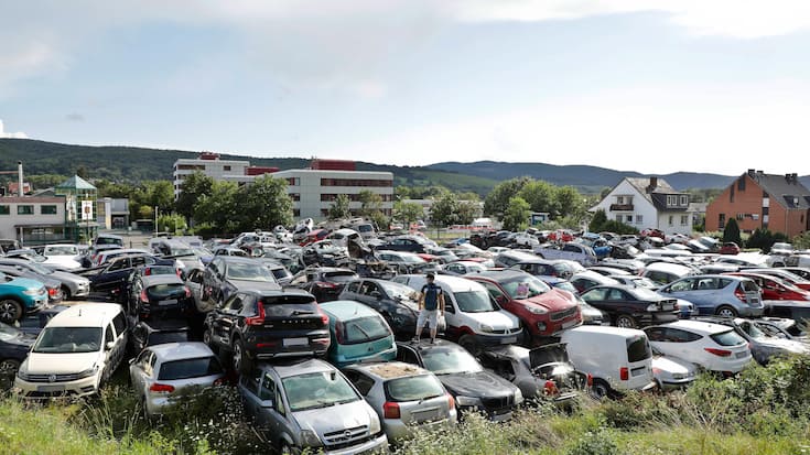 Flutkatastrophe im Ahrtal Sammelplatz Autos