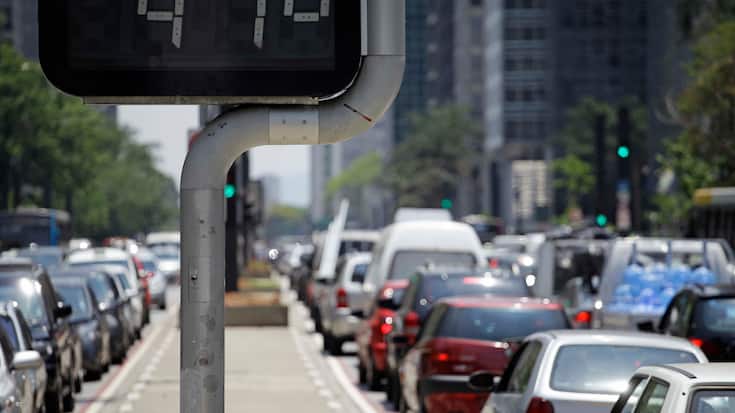 Street digital thermometer measures a temperature of 41 degrees 