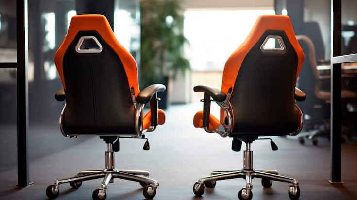 Zwei leere Bürostühle