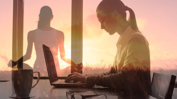 Gesundheit am Arbeitsplatz, BGM, Frau am Laptop