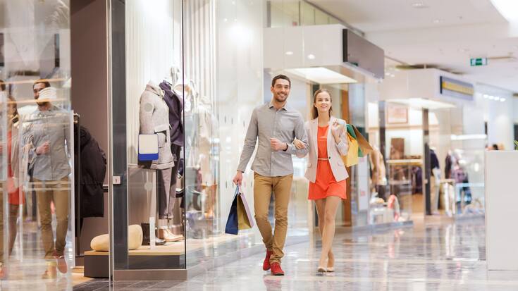 Junges Paar in einem Shopping Center
