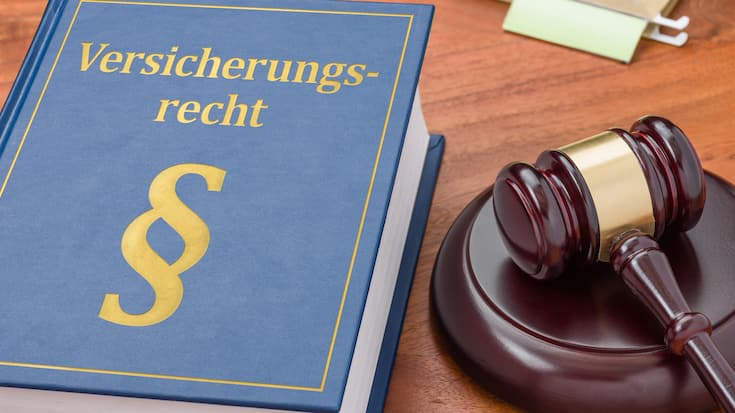 Gesetzbuch mit Richterhammer - Versicherungsrecht