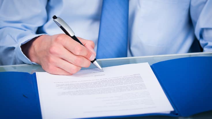 einen vertrag unterzeichnen