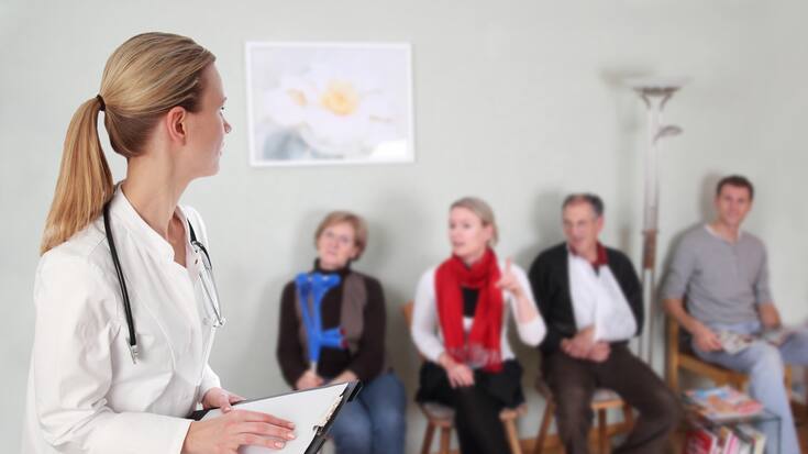 Ärztin im Wartezimmer mit Patienten