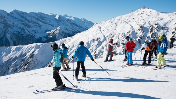 Skifahrer Snowboarder im Zillertal in Tirol