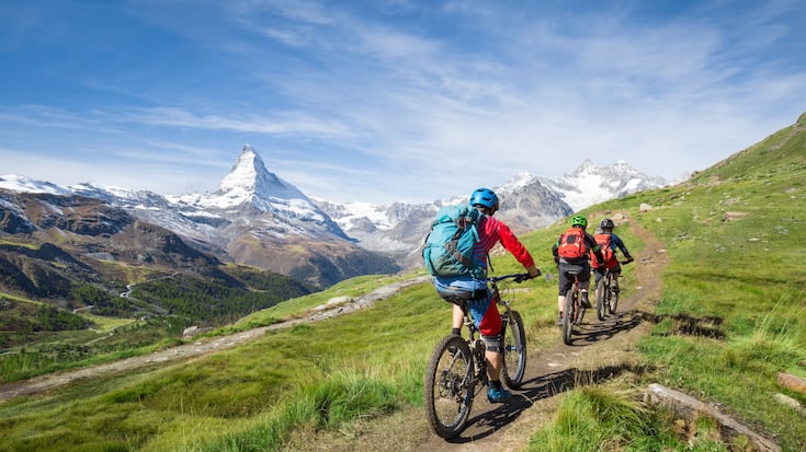 Mit dem Mountainbike vorbei am Matterhorn in den Schweizer Alpen