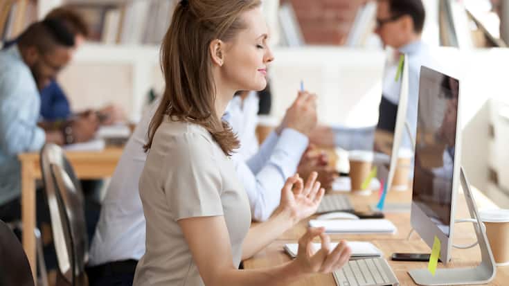 Gesundheit am Arbeitsplatz, Frau am Meditieren