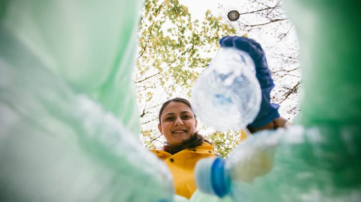 Plastikflaschen sammeln und Kunststoffrecycling bietet im Sinne einer Kreislaufwirtschaft enormes Potenzial - auch für Investitionen.