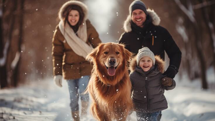 Glückliche Familie mit Haustier beim Spaziergang