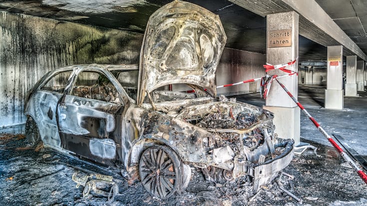 Totalschaden nach einem Autobrand in der Tiefgarage - Fahrzeugversicherung