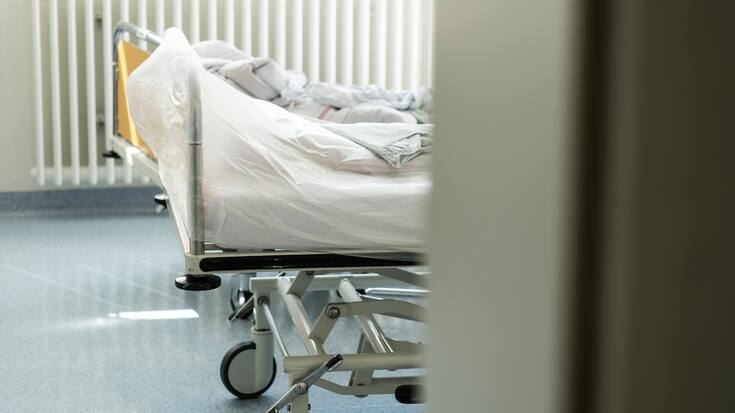 Blick in ein leeres Krankenzimmer in einem Krankenhaus