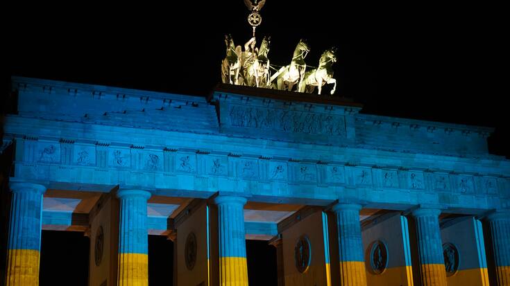 Brandenburger Tor erleuchtet in den Nationalfarben der Ukraine