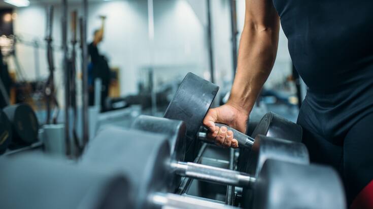 Fitness - Gewicht heben - Kraftakt - Krankenversicherung - IMAGO0164311643