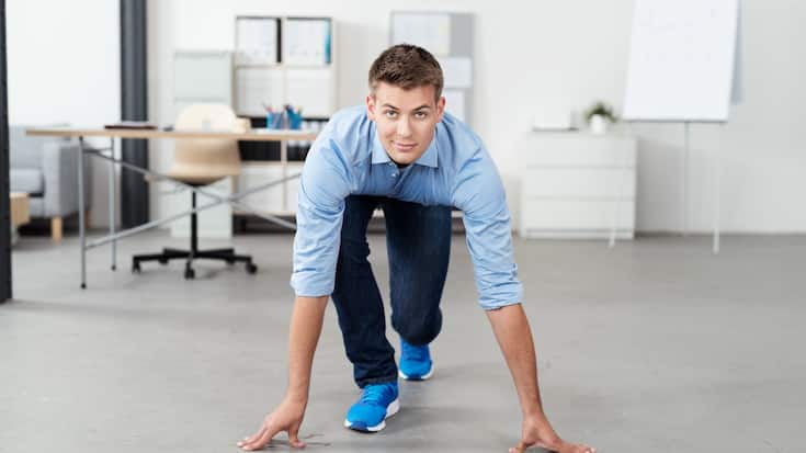 junger geschA$?ftsmann in start-positition