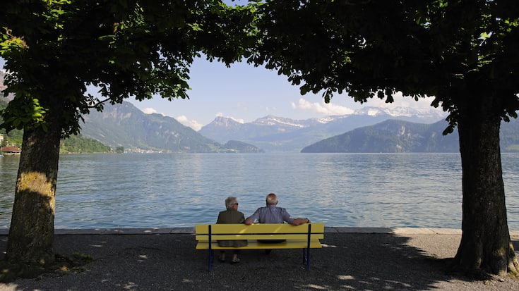 Altes Ehepaar auf einer Bank am Vierwaldstaettersee
