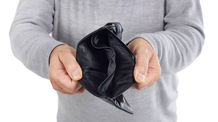 Senior mit leerer Geldbörse, Altersarmut