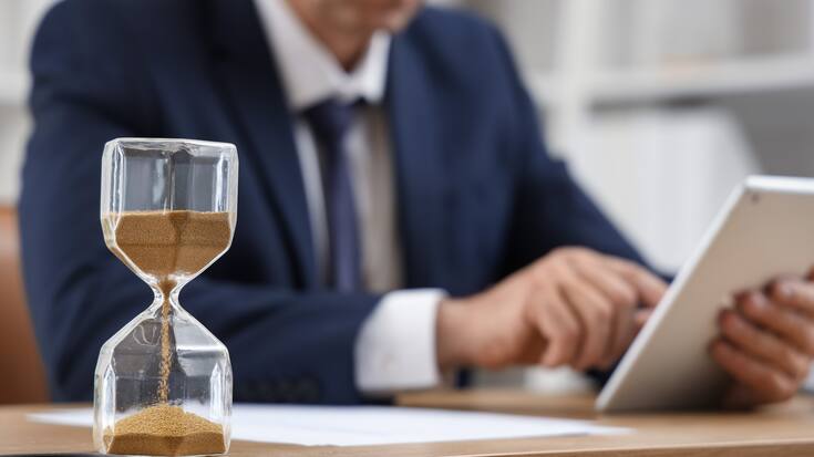 Businessman mit Sanduhr
