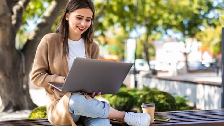 Junge Frau mit Laptop - Sparen 3. Säule - Wertschriften