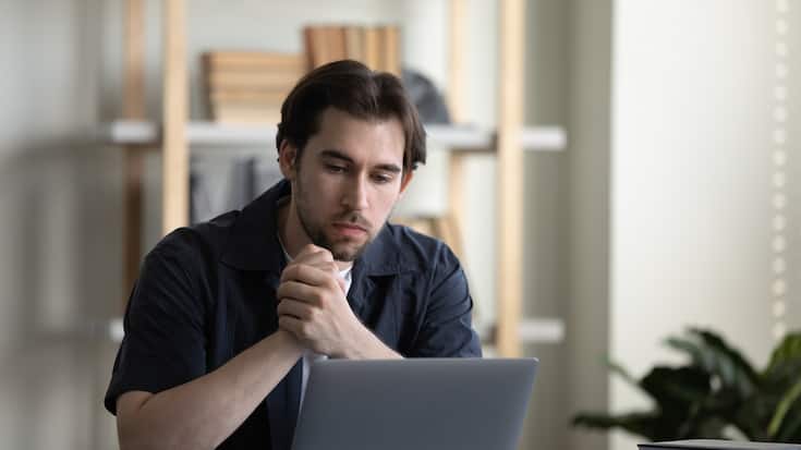 home office, Mann am Notebook