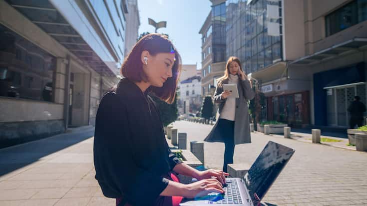 Junge Unternehmerin mit Laptop