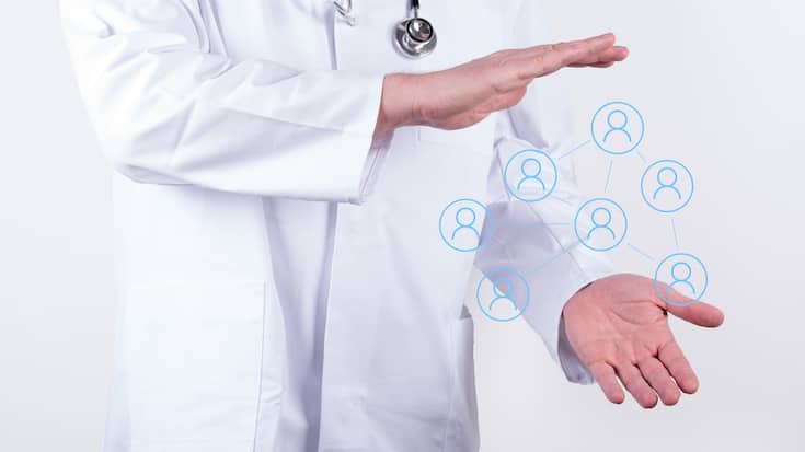 Arzt hA$?lte eine virtuelle Wolke aus Patienten in einem Netzwerk