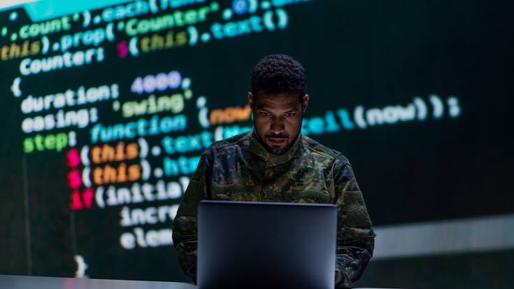 Hacker in Militar Uniform im Dark Web, Cyberwar Concept.