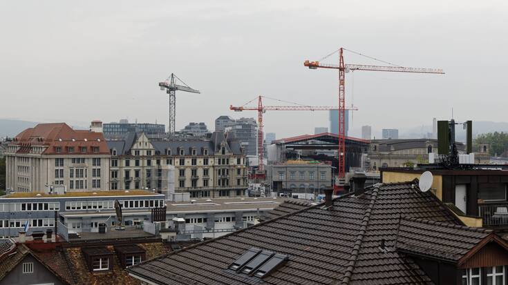 Wohnungsbau Zürich - zurich city main station: many construction cranes