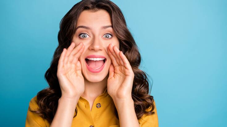 Wissenslücke - Frau mit Händen am Mund, fragend, rufend