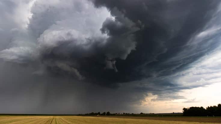 unwetter_sturm_gewitter_wolken_boerse_aktien_korrektur_fallend