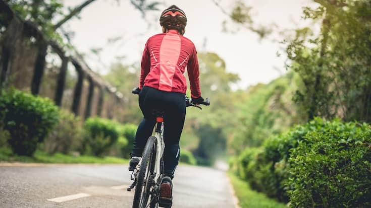 Fahrradfahrer von hinten