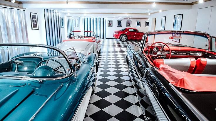 Chalet Gstaad Oldtimersammlung Garage