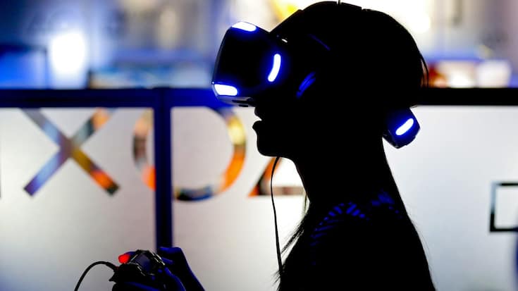 Metaverse, Mensch im Dunkeln mit VR Headset