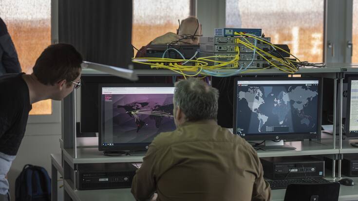 Eine Live-Bedrohungskarte für Cyber-Attacken auf einem Monitor