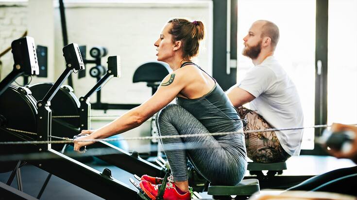 Frau und Mann trainieren in Fitnesscenter
