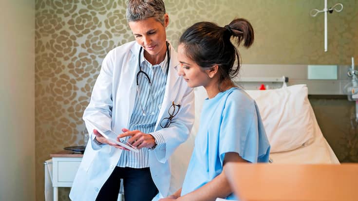 Ärztin mit Patientin im Spital