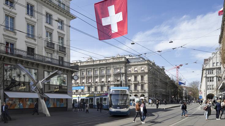Paradeplatz Zuerich mit Schweizer Fahne