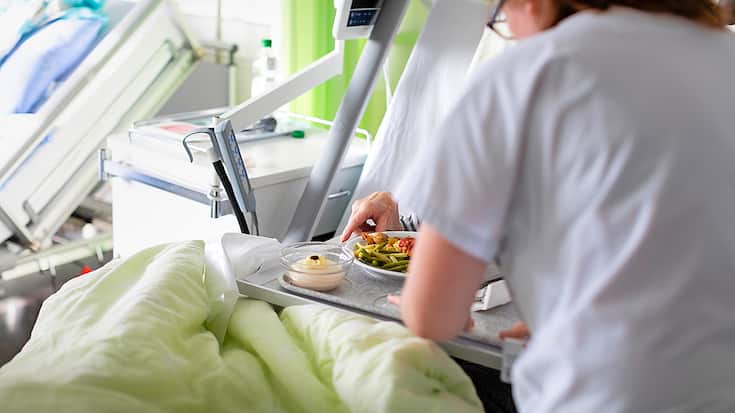 Pflegerin an Spitalbett