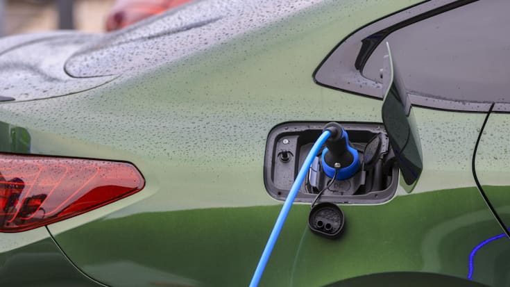 Elektroauto lädt an Ladesäule