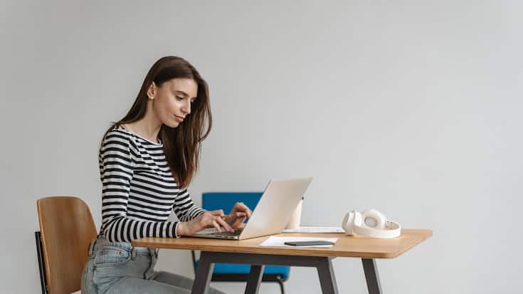 Junge Geschäftsfrau arbeitet am Laptop *** Boy Businesswoman works on Laptop Copyright: imageBROKER/OleksandrxLatkun ibx
