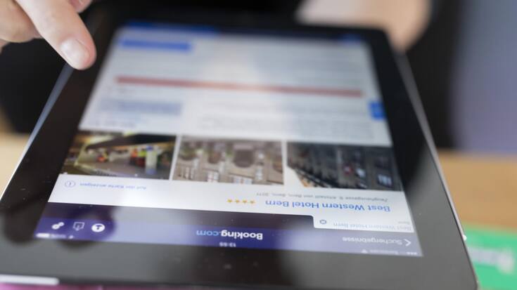 BILDSCHIRM, MONITOR, TABLET, MOBILGERAET, MOBILGERAETE, ONLINE-REISEBUERO, ONLINE, ONLINE REISEBUERO, ONLINE REISEAGENTUR, REISEAGENTUR, PLATTFORM, BUCHUNG, ONLINEBUCHUNG, FERIEN, FERIEN BUCHEN, WEBSEITE, ONLINE PLATTFORM,
