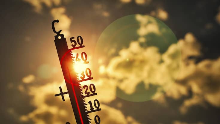 Symbolbild Hitze, Hitzewelle, Thermometer in der Sonne, 40 Grad Celsius, Klimawandel, Temperatur, Hitze, Wolken, heiß, S