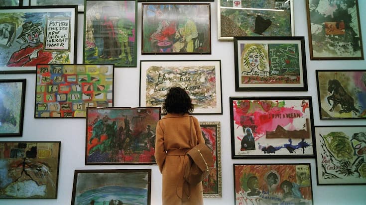Frau in Museum